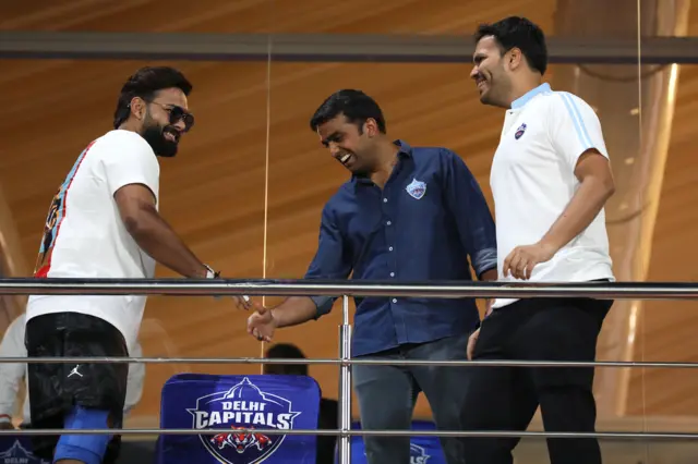 குஜராத் வேகத்தில் திக்குமுக்காடிய பேட்ஸ்மேன்கள் அக்சரின் 'அற்புதத்தால்' மீண்டெழுந்த டெல்லி கேபிடல்ஸ்