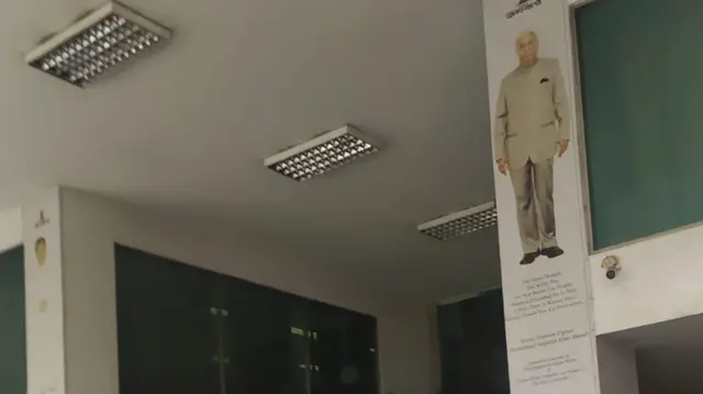 ভবনের প্রবেশপথে জনকন্ঠের প্রতিষ্ঠাতা আতিকউল্লাহ খান মাসুদের ছবি দেখা যাচ্ছে