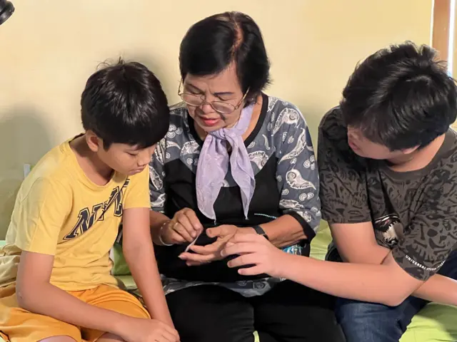 Katri dan kedua cucunya, Isaac Pamenang dan Moses Pamenang