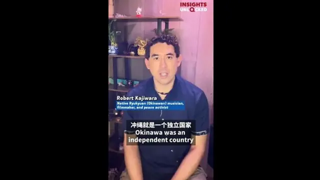 یک مرد جلوی دوربین نشسته و در حال حرف زدن است