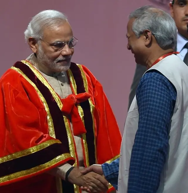 साल 2015 में मुंबई में हुए साइंस कांग्रेस के दौरान भारत के पीएम नरेंद्र मोदी और प्रोफ़ेसर यूनुस