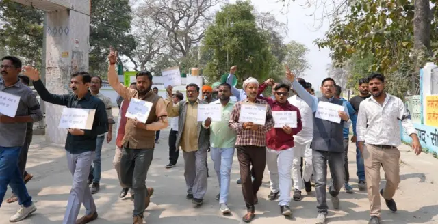 आक्रोशित पत्रकारों ने काली पट्टी बांधकर प्रदर्शन किया