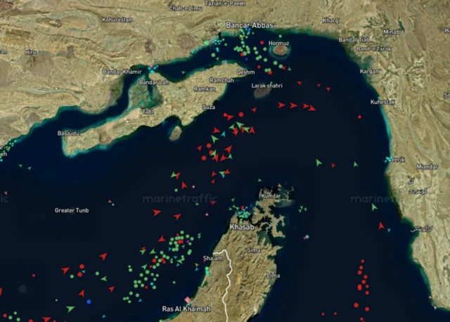 Судя по данным сервиса MarineTraffic, коммерческие суда начали проходить через Ормузский пролив