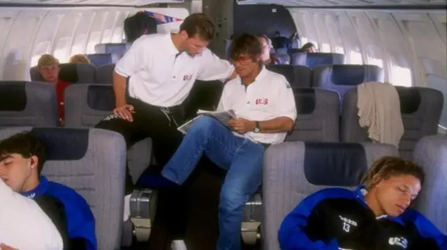 میلوتینوویچ (مرکز تصویر سمت راست) و اریک واینالدا (مرکز تصویر سمت چپ) در یکی از سفرهای تیم ملی آمریکا