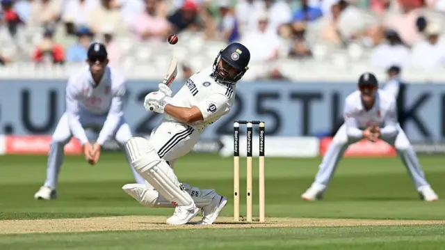 इंग्लैंड के गेंदबाज़ जोफ्रा आर्चर की बाउंसर पर बचाव करते करुण नायर 