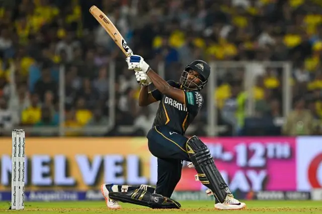 තවමත් 22 හැවිරිදි වියේ පසු වන බී. සායි සුදර්ශන් ගුජරාට් ටයිටන්ස් කණ්ඩායම විසින් මිල දී ගනු ලැබුවේ, ඉන්දීය රුපියල් ලක්ෂ 20කට ය.