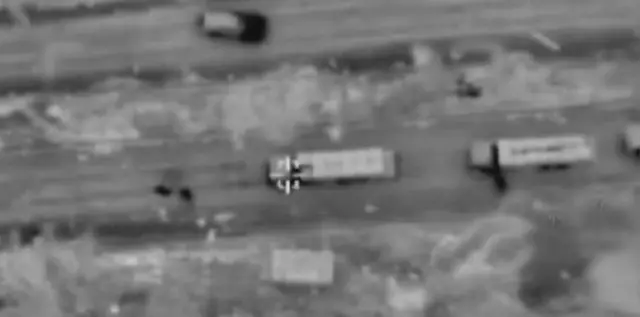 उत्तरी ग़ज़ा की ओर राहत सामग्री लेकर जाते हुए ट्रक