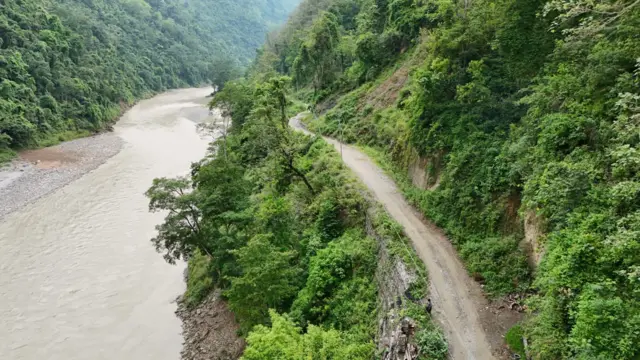 मुग्लिन-नारायणगढ सडकको वैकल्पिक मार्गको रूपमा रहेको तनहुँ र चितवन जोड्ने छोटो सडक बुद्धसिंह मार्ग 