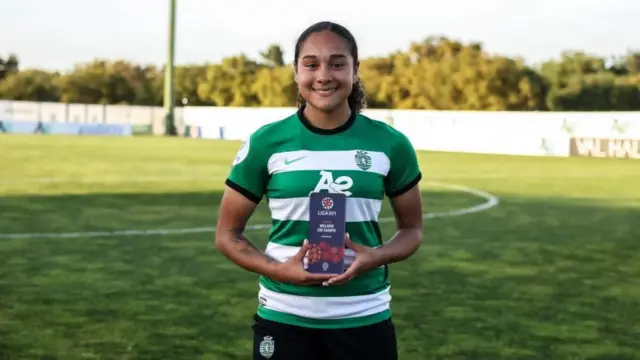 اسمیت که سال ۲۰۲۳ حرفه‌ای شد، پارسال با کمی بیش از ۲۰۰ هزار پوند، از تیم اسپورتینگ پرتغال به لیورپول پیوست و رکورد شکست