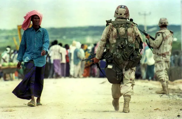 Askarta Mareykanka oo roondo ka sameynaya meel u dhow xafiiskii Conoco, 14-kii Nofeembar 1993.