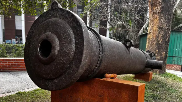 মীর জুমলা এ কামানটি কোথায় তৈরি করেন সে নিয়েও মতভেদ আছে