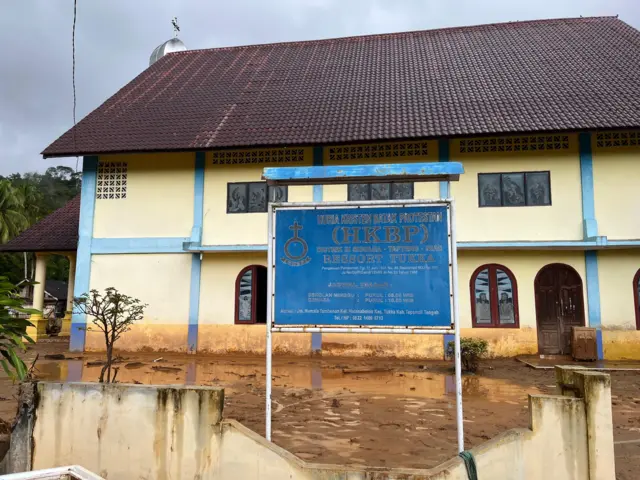 Potret samping Gereja HKBP Hutanabolon pascabencana.