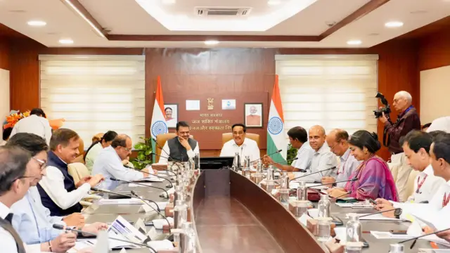 मुख्यमंत्री देवेंद्र फडणवीस यांच्या अध्यक्षतेखाली आणि केंद्रीय जलशक्ती मंत्री सी. आर. पाटील यांच्या प्रमुख उपस्थितीत जलजीवन मिशनची आढावा बैठक नुकतीच दिल्लीत पार पडली.