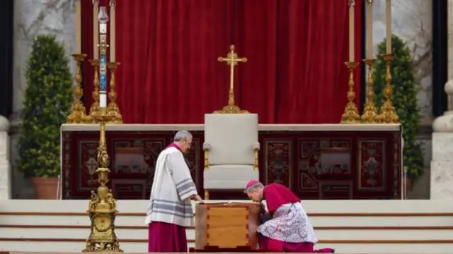Archbishop Georg Gaenswein kiss di coffin of former Pope Benedict