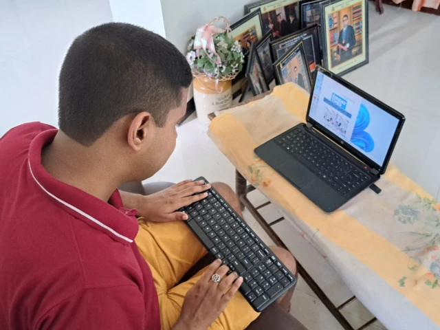 දැන් ඉසුරුට ඉතා පහසුවෙන් පරිගණකය හැසිර වීමේ හැකියාව තිබේ. ඔහු එය හසුරුවන ආකාරය අප ද මවිතයට පත් කළේ ය. දිනපතා පළ වන පුවත් පත් මෙන් ම වෙබ් අඩවිවල අන්තර්ගත තොරතුරු ද ඉසුරු කියවන්නේ ය. සිංහල බසින් පළවන ලිපි පවා ඉසුරුට කියවීමට හැකියාව ලැබී ඇත්තේ යුනිකේත නිසා බව ඔහු අප සමග සඳහන් කළේ ය.