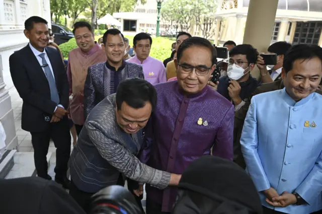 อนุทินสวมกอดนายกฯ โชว์สื่อมวลชนภายหลังประชุม ครม.ชุดรักษาการนัดแรกเมื่อ 21 มี.ค. และยังเป็นวันคล้ายวัยเกิดของ พล.อ. ประยุทธ์ด้วย