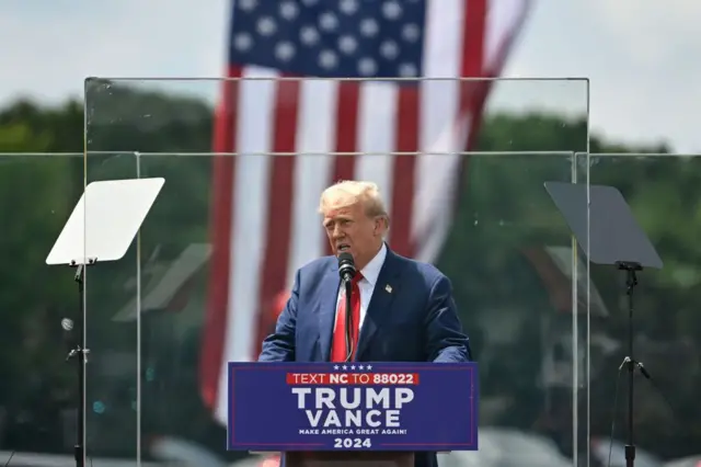 Donald Trump kurşun geçirmez camın ardından konuşuyor