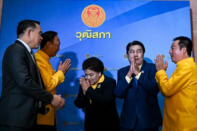 สส.ภูมิใจไทย รอต้อนรับและถ่ายรูปร่วมกับ สว. ใหม่ เมื่อ 11 ก.ค.