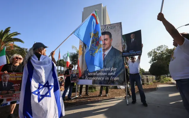 شاهزاده رضا پهلوی و بسیاری از پادشاهی‌خواهان این جنگ را «یک فرصت طلایی» خوانده بودند