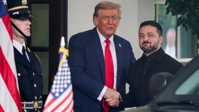 Trump ve Zelenskiy Beyaz Saray'ın kapısında.