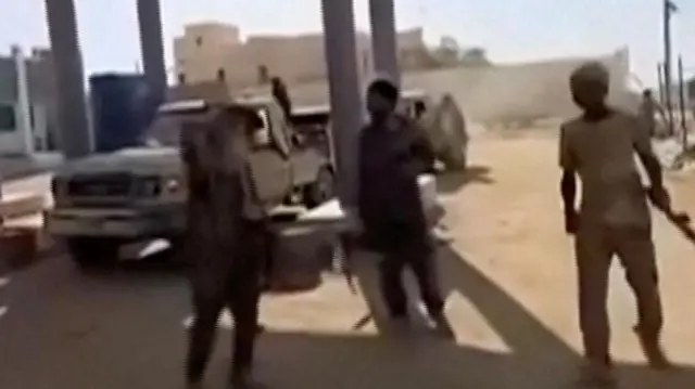 أفراد مسلحون