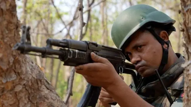 छत्तीसगढ़ के बस्तर में माओवादियों के ख़िलाफ़ चौकसी करता सुरक्षाबल कर्मी