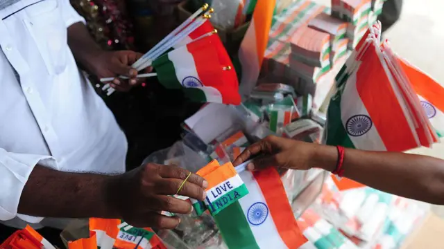 சுதந்திர தின விழாவில் கொடியேற்றும் உரிமை யாருக்கெல்லாம் உள்ளது? கவுன்சிலர்கள் கொடியேற்றுவது சரியா?