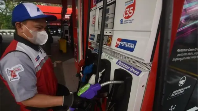 Petugas Pertamina