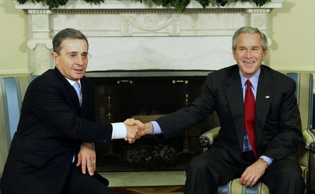 Los expresidentes de Colombia y EE.UU., Álvaro Uribe y George W. Bush, en un encuentro en 2006.