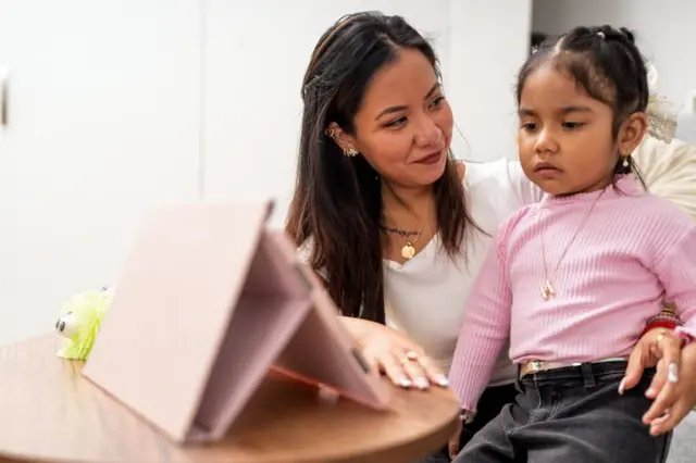 सतत फोनवर असलेली मुलं: पालकांसाठी प्रभावी उपाय आणि मार्गदर्शन