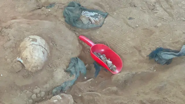 මිනිස් සිරුරු දෙකක අස්ථි කොටස් මතුකරගත් බව මුලතිව් රෝහල් විශේෂඥ අධිකරණ වෛද්‍ය නිළධාරි කනකසභාපති වාසුදේව පැවසීය.