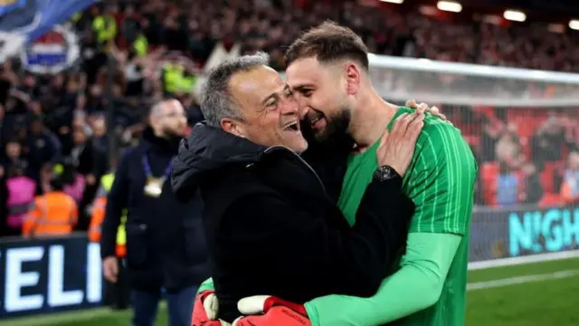 دوناروما و لوئیس انریکه در آغوش یکدیگر، پس از پیروزی در ضربات پنالتی مقابل لیورپول در مرحله یکهشتم نهایی