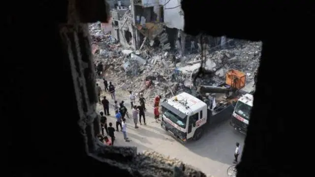 গাজায় ইসরায়েলি হামলার পর ধ্বংসস্তুপ পরিষ্কার করা হচ্ছে