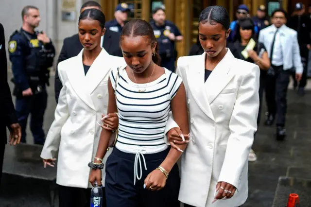 Džesi Kombs, Čens Kombs i D'Lila Star Kombs ispred suda ranije ove nedelje kao podrška ocu