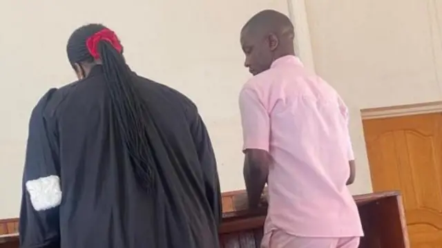 Ishimwe Dieudonné n'umwunganizi we imbere y'urukiko