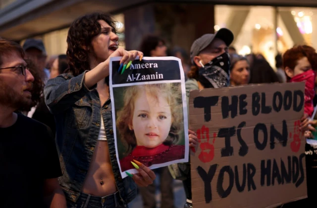 ये लोग ग़ज़ा में कार्रवाई रोकने की बात कह रहे हैं, साथ ही इन लोगों की मांग है कि हमास के क़ब्ज़े में जो बंधक हैं उनको छुड़ाया जाए.