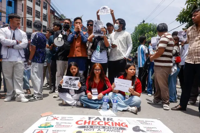 कक्षा १२ का विद्यार्थीहरूको प्रदर्शन