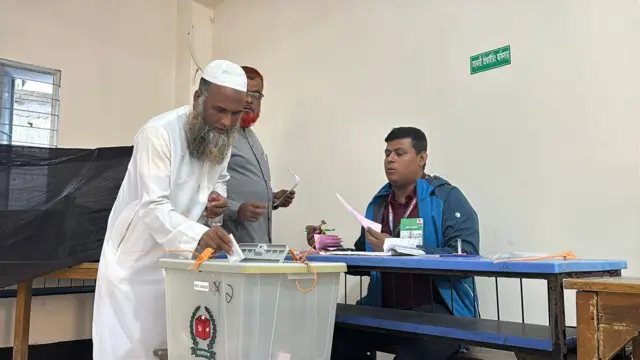 নির্বাচনে ভোট দিচ্ছেন একজন ভোটার