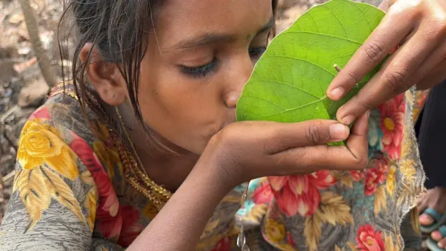 हंड्यात भरलेलं काही पाणी वर चढेपर्यंतच संपतं. हिरव्या पानाला फोल्ड करून त्यातूनच पाणी प्यायलं की हंडा घेऊन पुन्हा प्रवास सुरू.