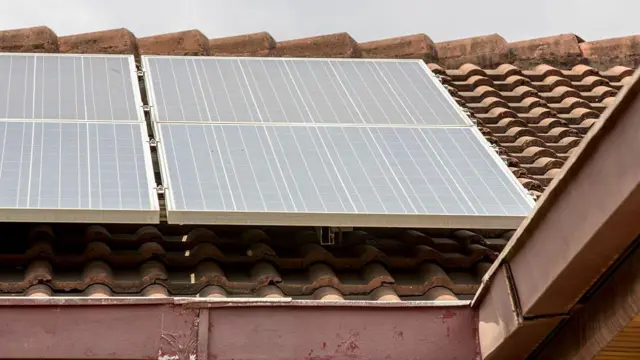 Panneaux solaires sur le toit d'une maison au Ghana