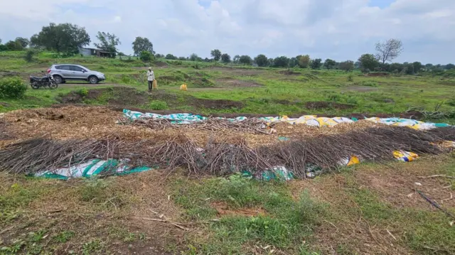 खतांच्या 2 हजार गोण्या नष्ट करण्यासाठी पडीक विहिरीत टाकल्या होत्या.