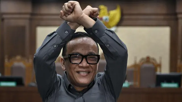 Terdakwa kasus dugaan pemerasan dalam pengurusan sertifikat K3 di Kementerian Ketenagakerjaan Immanuel Ebenezer menyapa kerabat dan rekannya sebelum sidang pembacaan putusan di Pengadilan Tipikor, Jakarta, Kamis (4/6/2026).