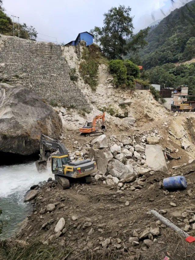 लिपिङमा पुल बाढीले बगाएको ठाउँ