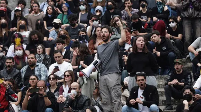 معترضان در پارکی در آنکارا نشسته روی پله‌ها