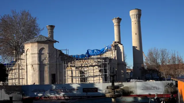 Tarihi Yeni Cami, depremde hasar gördü