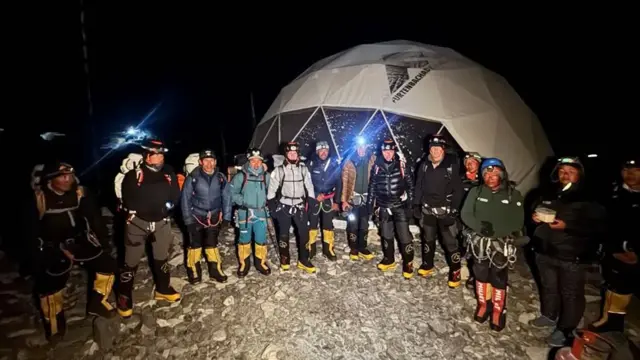 Tim je počeo penjanje na Mont Everest odmah po dolasku u kamp