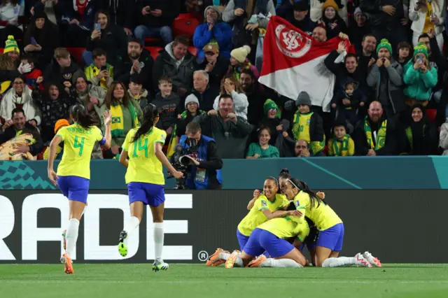 Jogadoras do Brasil comemoram o primeiro gol durante a Copa do Mundo Feminina da FIFA na Austrália e Nova Zelândia 