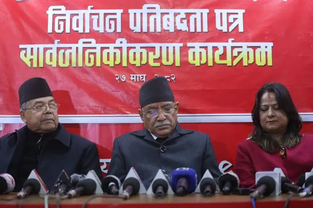 नेपाली कम्युनिस्ट पार्टीको निर्वाचन प्रतिबद्धतापत्र सार्वजनिक गर्दै नेता पुष्पकमल दाहाल, उनीसँगै झलनाथ खनाल र रञ्जिता श्रेष्ठ