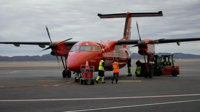 Un avión en la pista de aterrizaje de Nuuk.