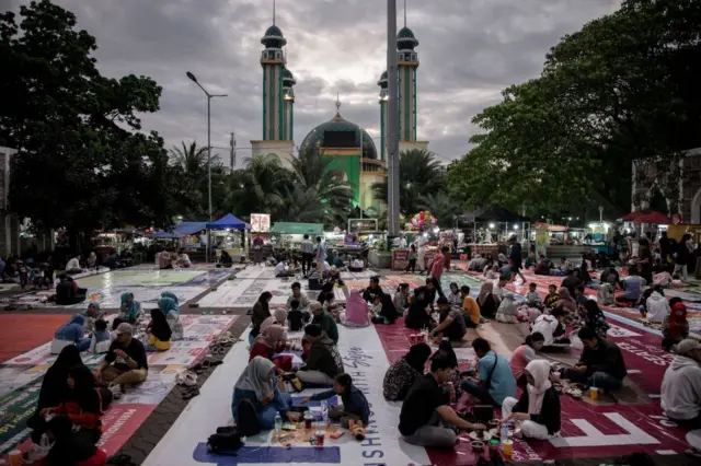 ইন্দোনেশিয়ার পশ্চিম জাভা প্রদেশের বেকাসি সিটি স্কয়ারে ইফতার আয়োজন। 